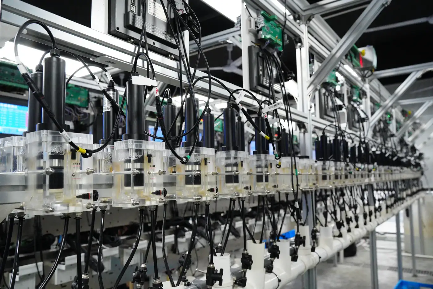 Acrylic flow cells under continuous calibration